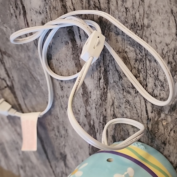 Scentsy Easter Egg Full Size wax warmer/ nightlight. Retired - Picture 3 of 16